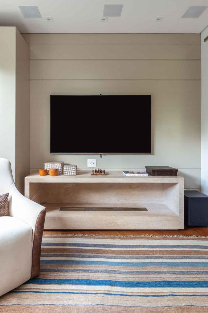 A lareira a gel %u2014 para quem é ligado em sustentabilidade %u2014 é o ponto de destaque da sala de televisão, ambiente mais moderno e descontraído, projetado por Dantas & Passos Arquitetura.(foto: Maura Mello/Divulgação) A lareira a gel %u2014 para quem é ligado em sustentabilidade %u2014 é o ponto de destaque da sala de televisão, ambiente mais moderno e descontraído, projetado por Dantas & Passos Arquitetura.(foto: Maura Mello/Divulgação)