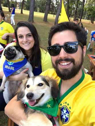 A família de Júlia Hueb Perez: mapeamento para assistir aos jogos com os pets em segurança A família de Júlia Hueb Perez: mapeamento para assistir aos jogos com os pets em segurança