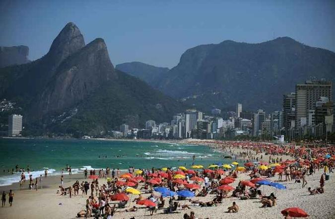 Praia de Ipanema, no Rio de Janeiro: um dos cartões postais do Brasil(foto: AFP PHOTO/VANDERLEI ALMEIDA ) Praia de Ipanema, no Rio de Janeiro: um dos cartões postais do Brasil(foto: AFP PHOTO/VANDERLEI ALMEIDA )