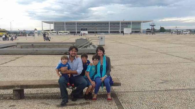 O casal Sérgio e Brisa com os filhos: conectados à espiritualidade que emana na capital(foto: Arquivo pessoal) O casal Sérgio e Brisa com os filhos: conectados à espiritualidade que emana na capital(foto: Arquivo pessoal)
