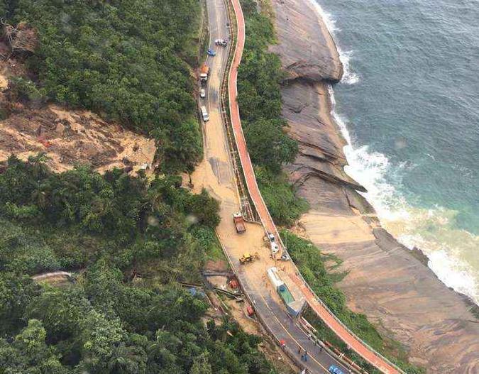 Um deslizamento de terra interdita os dois sentidos da Avenida Niemeyer(foto: Centro de Operações do Rio/Divulgação ) Um deslizamento de terra interdita os dois sentidos da Avenida Niemeyer(foto: Centro de Operações do Rio/Divulgação )