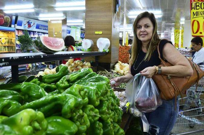 'Tenho receitas para aproveitar o produto até o fim. Das cascas do abacaxi, por exemplo, faço chá', diz Daniela Andrade, servidora pública(foto: Marcelo Ferreira/CB/D.A Press) 'Tenho receitas para aproveitar o produto até o fim. Das cascas do abacaxi, por exemplo, faço chá', diz Daniela Andrade, servidora pública(foto: Marcelo Ferreira/CB/D.A Press)