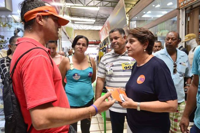 Candidata caminhou por cerca de uma hora na Feira dos Goianos (foto: Marcelo Ferreira/CB/D.A Press) Candidata caminhou por cerca de uma hora na Feira dos Goianos (foto: Marcelo Ferreira/CB/D.A Press)