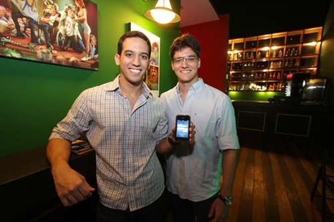 Bruno Iglesias (E) e Eduardo Pires, idealizadores do Mobipass: ideia veio de observações em boates e bares(foto: Roberto Ramos/DP/D.A Press) Bruno Iglesias (E) e Eduardo Pires, idealizadores do Mobipass: ideia veio de observações em boates e bares(foto: Roberto Ramos/DP/D.A Press)