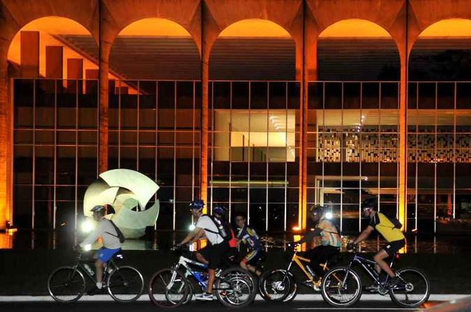 No primeiro semestre de 2019, 10 ciclistas morreram nas vias do DF(foto: Marcelo Ferreira/CB/D.A Press) No primeiro semestre de 2019, 10 ciclistas morreram nas vias do DF(foto: Marcelo Ferreira/CB/D.A Press)