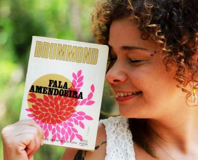 Marina Mara com o livro Fala amendoeira: Marina Mara com o livro Fala amendoeira: