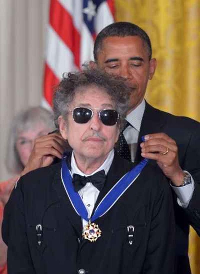 Bob Dylan é responsável por clássicos como 'All along the wathtower' e 'Blowing in the wind'(foto: MANDEL NGAN) Bob Dylan é responsável por clássicos como 'All along the wathtower' e 'Blowing in the wind'(foto: MANDEL NGAN)