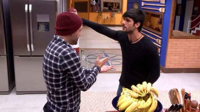 Caruso e Lucas brigam na cozinha da casa após mais um 'Jogo da Discórdia'.(foto: TV Globo/Reprodução) Caruso e Lucas brigam na cozinha da casa após mais um 'Jogo da Discórdia'.(foto: TV Globo/Reprodução)