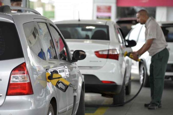 A queda no valor do combustível chega aos postos, mas nem sempre é vista na bomba. Vira lucro para os revendedores(foto: Marcelo Ferreira/CB/D.A Press) A queda no valor do combustível chega aos postos, mas nem sempre é vista na bomba. Vira lucro para os revendedores(foto: Marcelo Ferreira/CB/D.A Press)