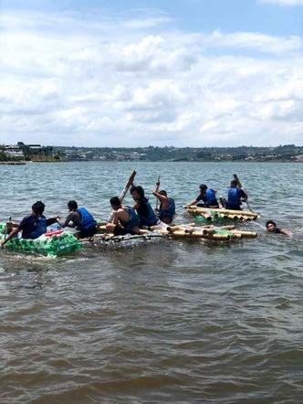 Os alunos do CED 3 do Guar� testaram os barcos no Lago Parano�(foto: Arquivo Pessoal)
