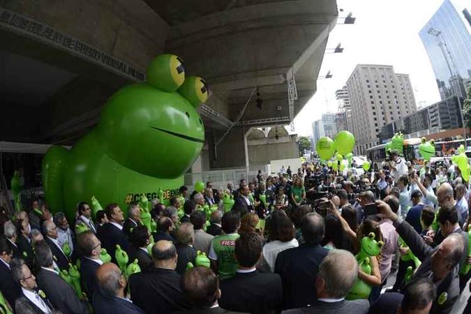 Fiesp substitui pato inflável por sapo e pede 'Chega de Engolir Sapo'