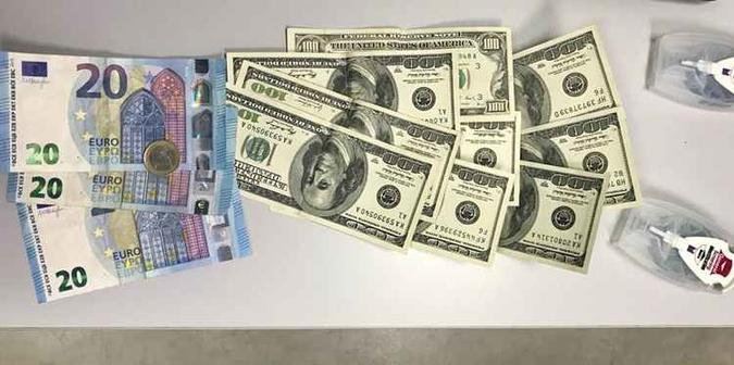 O homem também carregava dólares e euros (foto: Divulgação/PF) O homem também carregava dólares e euros (foto: Divulgação/PF)