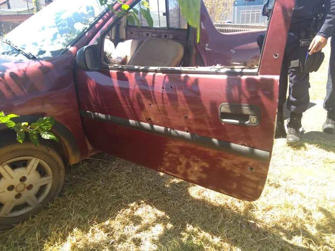 Nove marcas de tiros são visíveis na porta do motorista do carro em que o ex-policial estava(foto: Reprodução/Redes sociais) Nove marcas de tiros são visíveis na porta do motorista do carro em que o ex-policial estava(foto: Reprodução/Redes sociais)