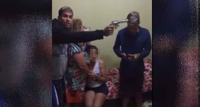 A filmagem foi publicada no Facebook por uma das reféns a pedido dos próprios criminosos(foto: Reprodução) A filmagem foi publicada no Facebook por uma das reféns a pedido dos próprios criminosos(foto: Reprodução)
