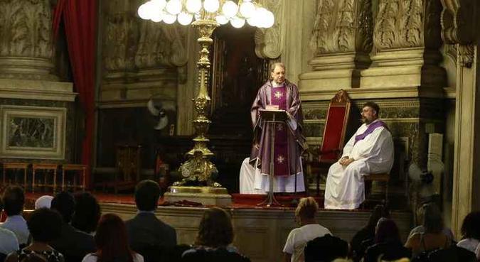 Em pé, o monsenhor Manangão durante a missa Em pé, o monsenhor Manangão durante a missa