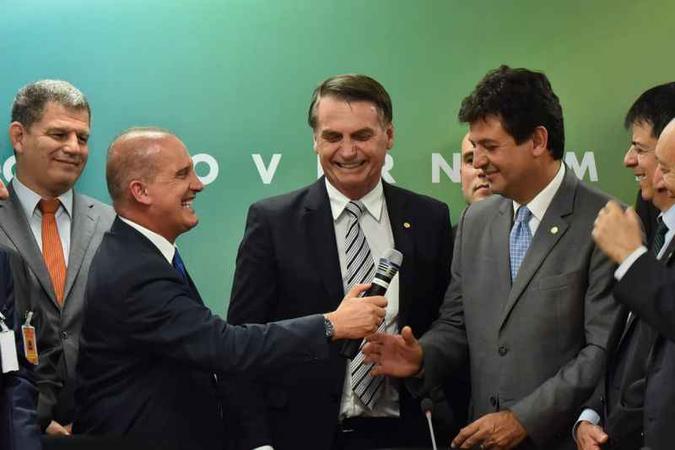 Presidente eleito, Jair Bolsonaro (PSL), e o futuro ministro da Saúde, Luiz Henrique Mandetta (DEM-MS)(foto: Rafael Carvalho/Governo de Transição) Presidente eleito, Jair Bolsonaro (PSL), e o futuro ministro da Saúde, Luiz Henrique Mandetta (DEM-MS)(foto: Rafael Carvalho/Governo de Transição)