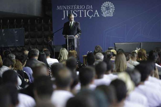 O ministro da Justiça, Torquato Jardim, falou a uma plateia formada majoritariamente por dependentes químicos que fizeram ou ainda fazem tratamento em comunidades terapèuticas(foto: Fabio Rodrigues Pozzebom/Agência Brasil) O ministro da Justiça, Torquato Jardim, falou a uma plateia formada majoritariamente por dependentes químicos que fizeram ou ainda fazem tratamento em comunidades terapèuticas(foto: Fabio Rodrigues Pozzebom/Agência Brasil)