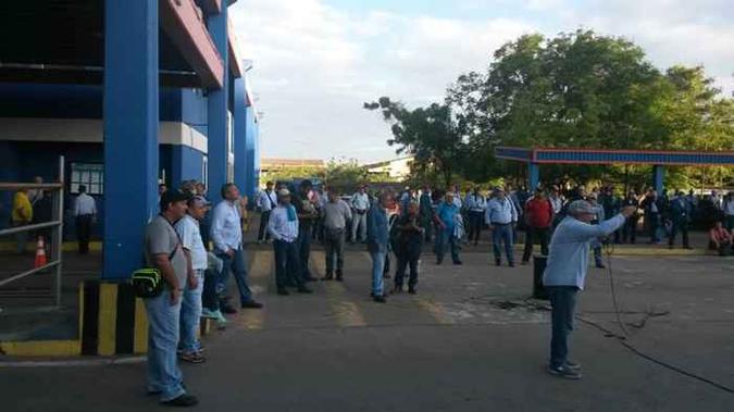 Uma equipe da empresa Venalum bloqueou um carregamento de alumínio de seis toneladas exigindo a entrega de brinquedos garantidos no contrato coletivo(foto: Reprodução ) Uma equipe da empresa Venalum bloqueou um carregamento de alumínio de seis toneladas exigindo a entrega de brinquedos garantidos no contrato coletivo(foto: Reprodução )