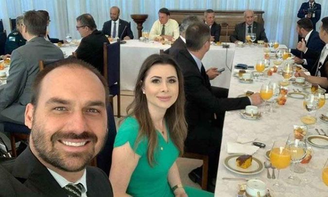 Eduardo Bolsonaro no café da manhã com o presidente nesta quarta-feira (29)(foto: Reprodução)