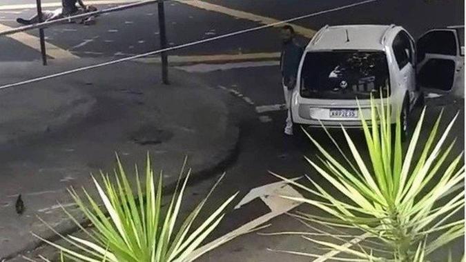 Imagens de câmeras mostram que o morador de rua esperou o carro parar para atacar João Napoli(foto: Reprodução) Imagens de câmeras mostram que o morador de rua esperou o carro parar para atacar João Napoli(foto: Reprodução)