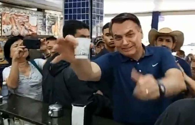 Bolsonaro durante visita a uma feira no Guarujá(foto: Facebook/Reprodução) Bolsonaro durante visita a uma feira no Guarujá(foto: Facebook/Reprodução)