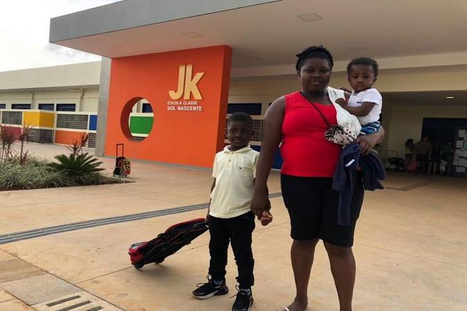 A haitiana Andrerose Cherubin está encantada com a nova escola do filho Anderson: A haitiana Andrerose Cherubin está encantada com a nova escola do filho Anderson: