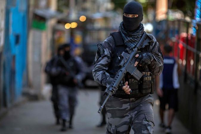 Regra que dá mais garantias a policiais de não serem punidos em caso de confronto é criticada por entidades que defendem os direitos humanos(foto: Mauor PImental/AFP) Regra que dá mais garantias a policiais de não serem punidos em caso de confronto é criticada por entidades que defendem os direitos humanos(foto: Mauor PImental/AFP)