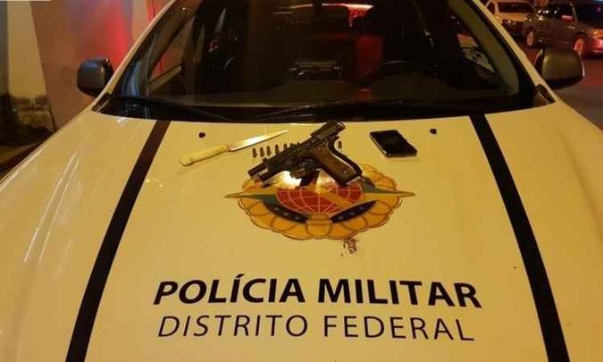 Homem de 74 anos estava armado com uma pistola calibre 7.65 e uma faca(foto: Divulgação/PMDF) Homem de 74 anos estava armado com uma pistola calibre 7.65 e uma faca(foto: Divulgação/PMDF)