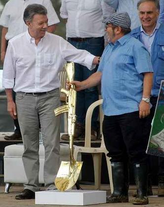 Ex-líder das Farc e presidente da Colômbia em evento de abandono de armas(foto: STR) Ex-líder das Farc e presidente da Colômbia em evento de abandono de armas(foto: STR)