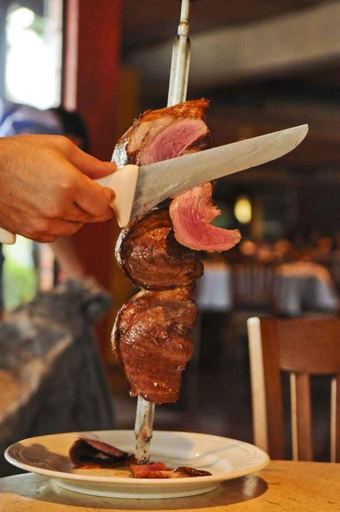 O churrasco é um dos pratos típicos do Rio Grande do Sul: não deixe de experimentar(foto: Rafael Ohana/CB/D.A Press - 10/2/11) O churrasco é um dos pratos típicos do Rio Grande do Sul: não deixe de experimentar(foto: Rafael Ohana/CB/D.A Press - 10/2/11)