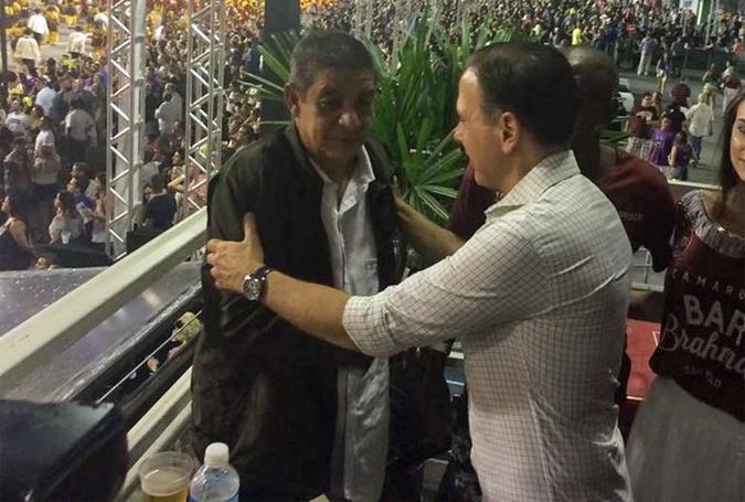 O sambista só teria aceitado o clique depois que o dono do camarote onde ambos estavam intervir(foto: Reprodução/Twitter) O sambista só teria aceitado o clique depois que o dono do camarote onde ambos estavam intervir(foto: Reprodução/Twitter)