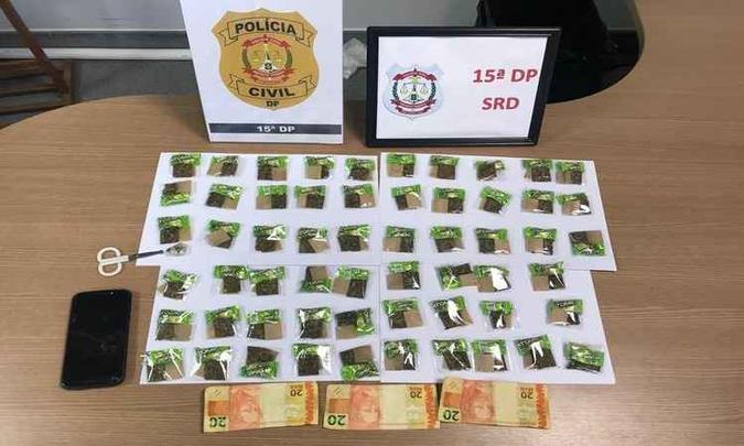 O suspeito vendia um tipo de combo composto por uma porção de maconha, um papel de seda e uma goma de mascar(foto: PCDF/Divulgação) O suspeito vendia um tipo de combo composto por uma porção de maconha, um papel de seda e uma goma de mascar(foto: PCDF/Divulgação)