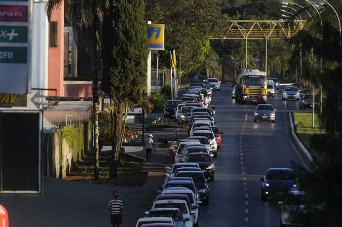 A última paralisação dos caminhoneiros gerou filas em postos de gasolinas e falta de produtos em supermercados(foto: Ed Alves/CB/D.A Press) A última paralisação dos caminhoneiros gerou filas em postos de gasolinas e falta de produtos em supermercados(foto: Ed Alves/CB/D.A Press)