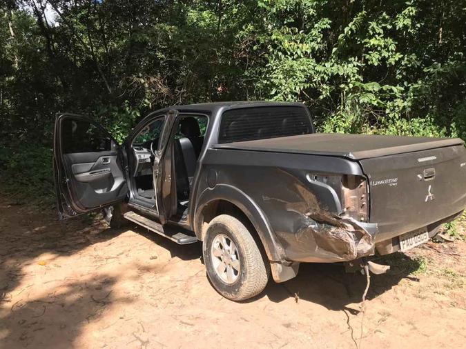 Os três suspeitos abandonaram o automóvel e fugiram, correndo em direção a uma mata próxima à Fercal(foto: PMDF/Divulgação) Os três suspeitos abandonaram o automóvel e fugiram, correndo em direção a uma mata próxima à Fercal(foto: PMDF/Divulgação)