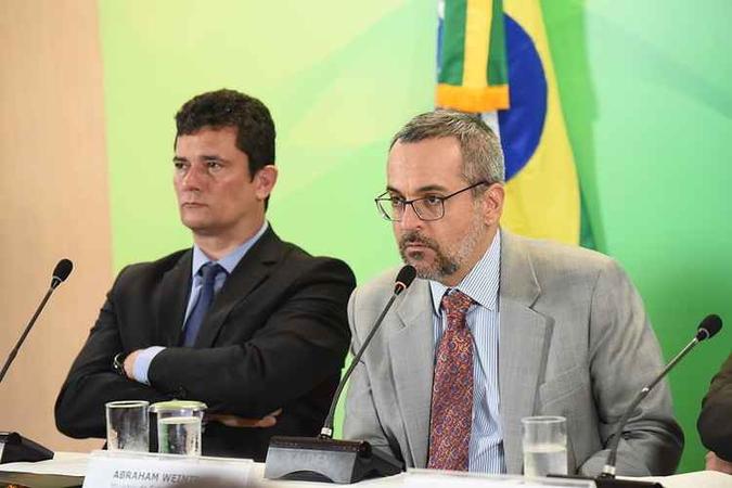 O ministro da Educação, Abraham Weintraub, e o ministro da Justiça, Sérgio Moro, durante a entrevista coletiva de lançamento do programa na sede do MEC(foto: Luis Fortes/MEC) O ministro da Educação, Abraham Weintraub, e o ministro da Justiça, Sérgio Moro, durante a entrevista coletiva de lançamento do programa na sede do MEC(foto: Luis Fortes/MEC)