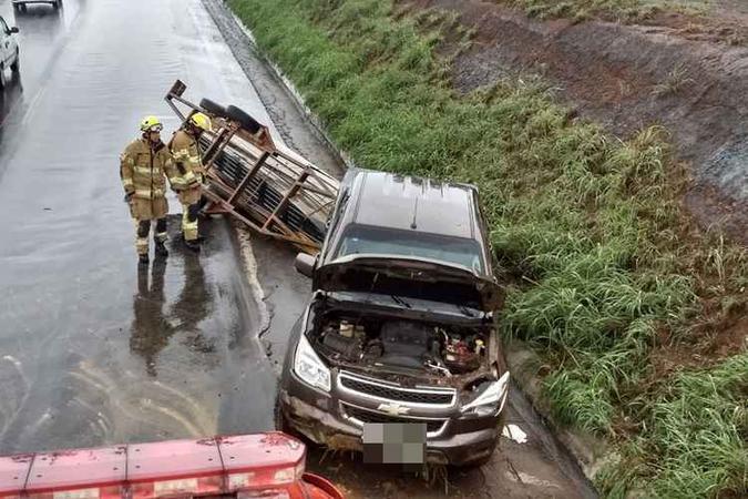 Chovia no momento do acidente e a pista estava molhada(foto: Corpo de Bombeiros/Divulgação) Chovia no momento do acidente e a pista estava molhada(foto: Corpo de Bombeiros/Divulgação)