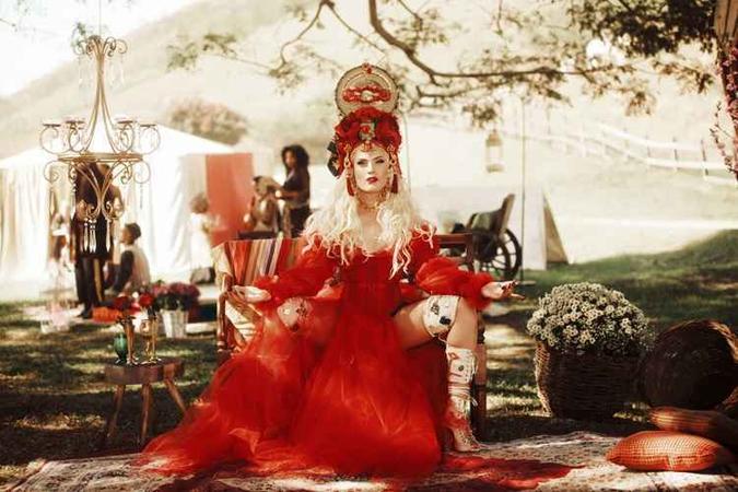 Dando continuidade à divulgação do álbum 'Mercadinho, a drag queen Aretuza Lovi lançou o clipe de 'Movimento' (foto: Perfexx/Divulgação ) Dando continuidade à divulgação do álbum 'Mercadinho, a drag queen Aretuza Lovi lançou o clipe de 'Movimento' (foto: Perfexx/Divulgação )