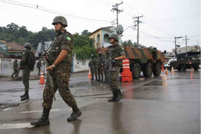 Militares durante operação no Rio de Janeiro: necessidade de estratégias mais claras e foco nos resultados (foto: Danilo Verpa/Folhapress ) Militares durante operação no Rio de Janeiro: necessidade de estratégias mais claras e foco nos resultados (foto: Danilo Verpa/Folhapress )