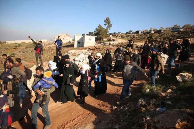 Êxodo é considerado um dos mais importantes desde o início da guerra na Síria(foto: AAREF WATAD/AFP) Êxodo é considerado um dos mais importantes desde o início da guerra na Síria(foto: AAREF WATAD/AFP)