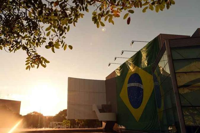 Nesta quinta, o céu deve permanecer de claro a parcialmente nublado. (foto: Ed Alves/CB/D.A Press) Nesta quinta, o céu deve permanecer de claro a parcialmente nublado. (foto: Ed Alves/CB/D.A Press)
