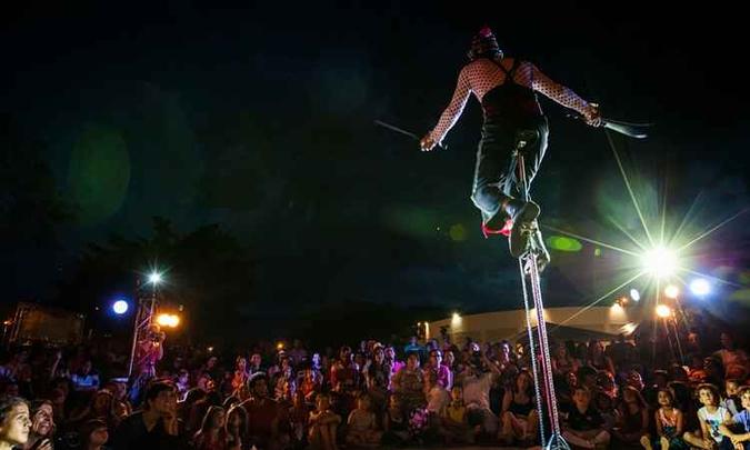 Atawallpa Coello e Erika Mesquita, da cia Circo Rebote, animam o respeitável público(foto: Olivier Boels/Divulgação) Atawallpa Coello e Erika Mesquita, da cia Circo Rebote, animam o respeitável público(foto: Olivier Boels/Divulgação)