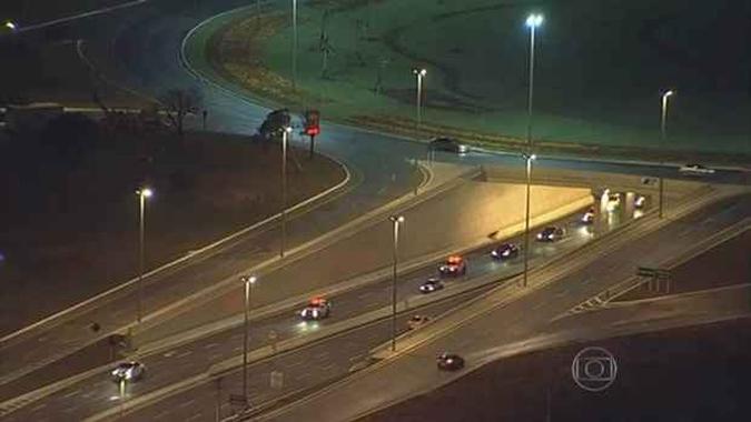 O dinheiro foi escoltado desde o Aeroporto Internacional Juscelino Kubitschek(foto: Reprodução/TV Globo) O dinheiro foi escoltado desde o Aeroporto Internacional Juscelino Kubitschek(foto: Reprodução/TV Globo)