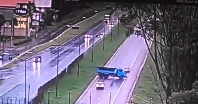 Caminhão acabou caindo em uma ribanceira. Ninguém ficou ferido (foto: Reprodução) Caminhão acabou caindo em uma ribanceira. Ninguém ficou ferido (foto: Reprodução)