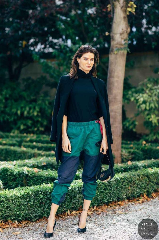 Isabeli Fontana veste calça de lona com scarpin e blazer, ótima combinação para quem quer usar o sportswear no trabalho (foto: Style du mone/Divulgacao) Isabeli Fontana veste calça de lona com scarpin e blazer, ótima combinação para quem quer usar o sportswear no trabalho (foto: Style du mone/Divulgacao)