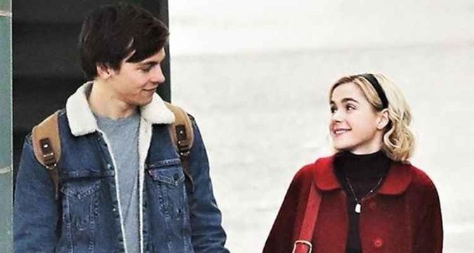Kiernan Shipka (à direita) vive Sabrina e Ross Lynch (à esquerda), vive o par romântico da bruxinha(foto: Twitter/Reprodução) Kiernan Shipka (à direita) vive Sabrina e Ross Lynch (à esquerda), vive o par romântico da bruxinha(foto: Twitter/Reprodução)