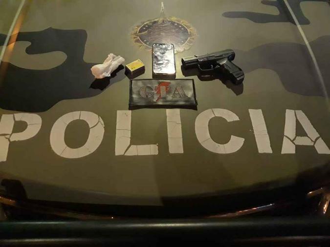 Suspeito foi preso com revólver calibre 38 na cintura(foto: Divulgação/PMDF) Suspeito foi preso com revólver calibre 38 na cintura(foto: Divulgação/PMDF)