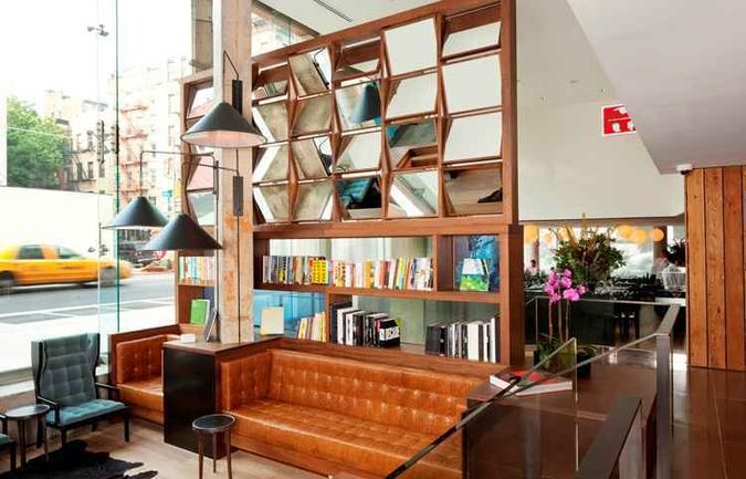 Em Nova York, o Nolitan aposta na decoração intimista para o hóspede se sentir em casa(foto: Grzywinski Pons/Reprodução) Em Nova York, o Nolitan aposta na decoração intimista para o hóspede se sentir em casa(foto: Grzywinski Pons/Reprodução)