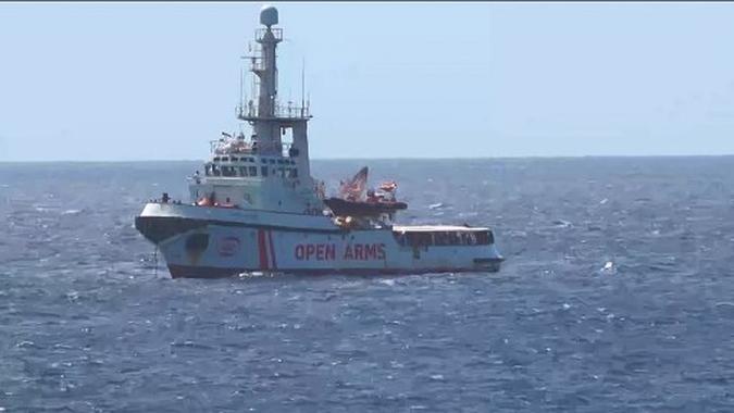 Navio humanitário Open Arms chegando da ilha italiana de Lampedusa com 147 imigrantes a bordo(foto: AFP) Navio humanitário Open Arms chegando da ilha italiana de Lampedusa com 147 imigrantes a bordo(foto: AFP)