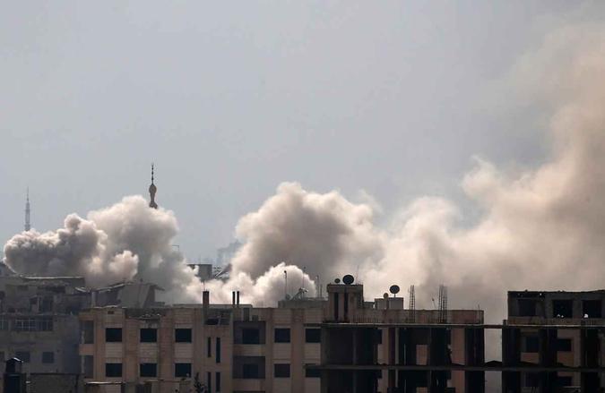 Colunas de fumaça vistas após sequência de bombardeio aéreo na cidade rebelde de Hamouria, na região sitiada de Ghouta Oriental, nos arredores da capital, Damasco, na SíriaAbdulmonam Eassa/AFP Colunas de fumaça vistas após sequência de bombardeio aéreo na cidade rebelde de Hamouria, na região sitiada de Ghouta Oriental, nos arredores da capital, Damasco, na SíriaAbdulmonam Eassa/AFP