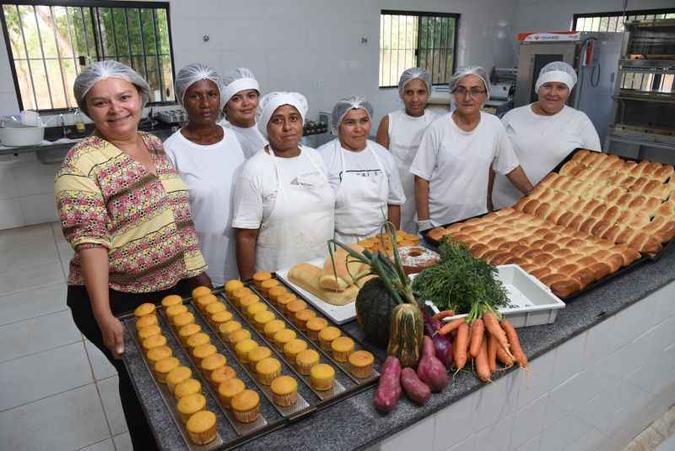 Associadas da empreitada trabalham em dois turnos para garantir a fabricação de cinco produtos entre pães, bolos e tortas que são vendidos no DF(foto: Ed Alves/CB/D.A Press) Associadas da empreitada trabalham em dois turnos para garantir a fabricação de cinco produtos entre pães, bolos e tortas que são vendidos no DF(foto: Ed Alves/CB/D.A Press)